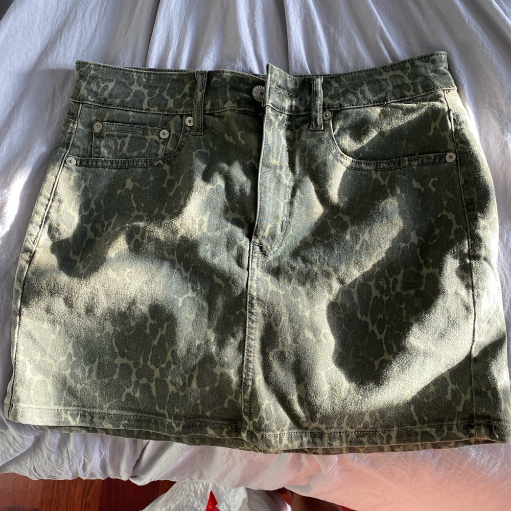American Eagle size 8: Super stretchy, never worn!